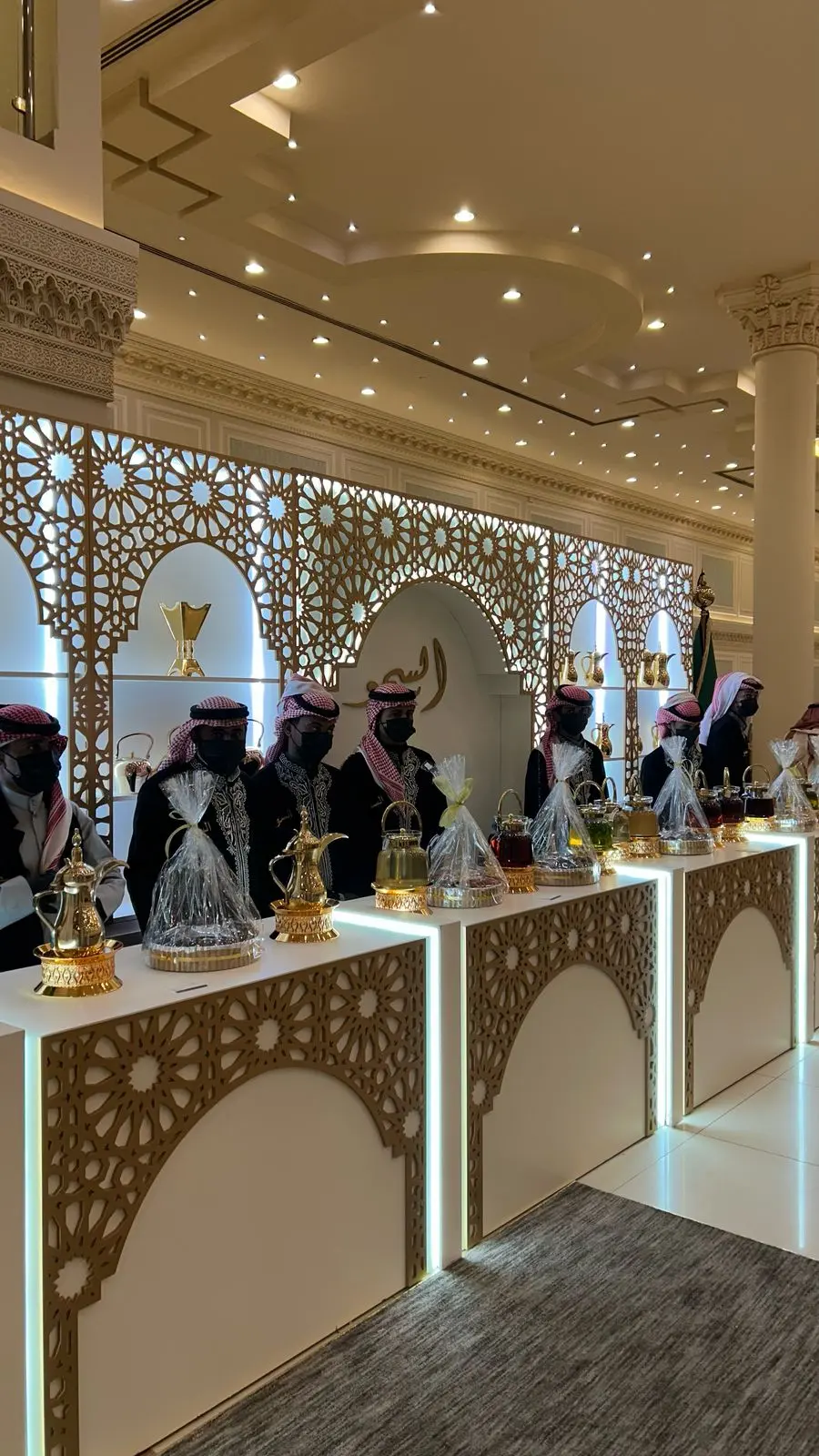 فريق محترف يقدم القهوة بأسلوب راقٍ في الطائف والباحة